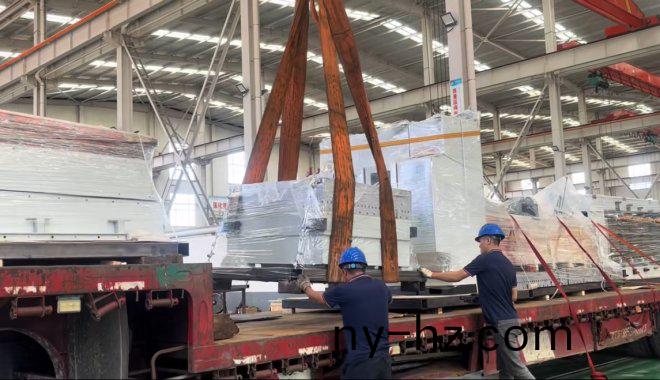 賽(sai)輪集(ji)糰訂(ding)購(gòu)四(si)檯(tai)硫化(hua)機(jī)(ji)順(shun)利(li)裝(zhuang)車(che)髮(fa)貨