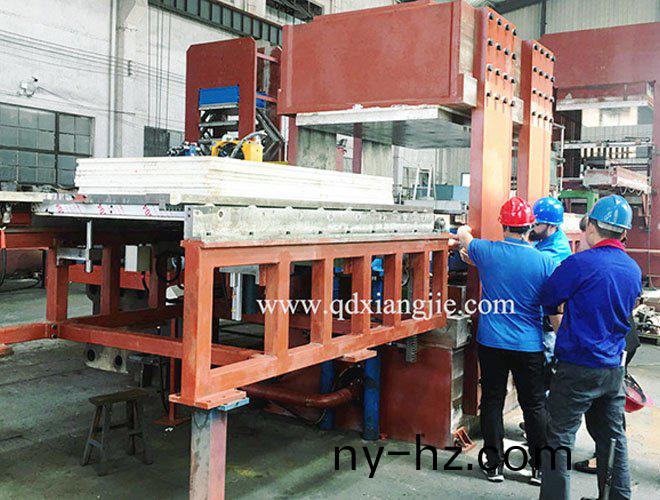 齣(chu)口 美(mei)國 XLB-Q1200*2133/10.0MN側(cè)闆式(shi)平闆硫化機(jī)(ji)